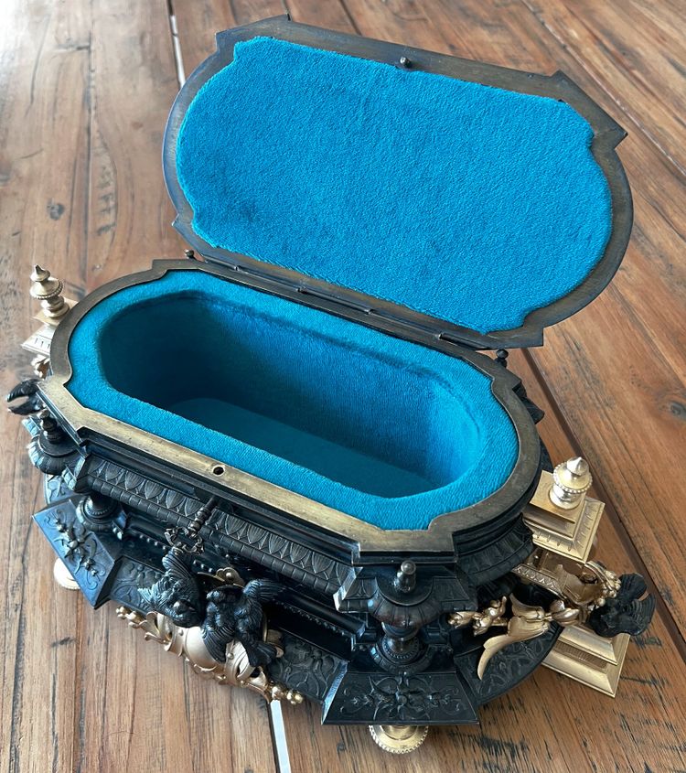 Napoleon III jewelry box in gilt bronze and bronze signed Jules Moigniez