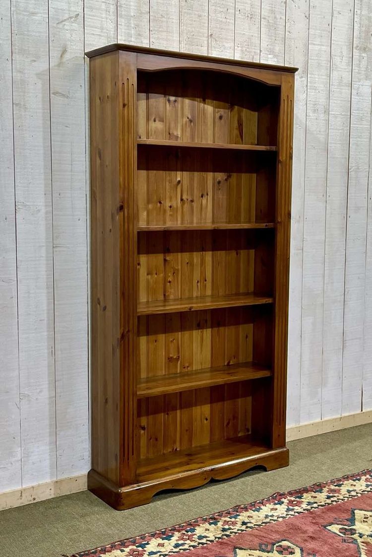Modernes Bücherregal aus Tannenholz