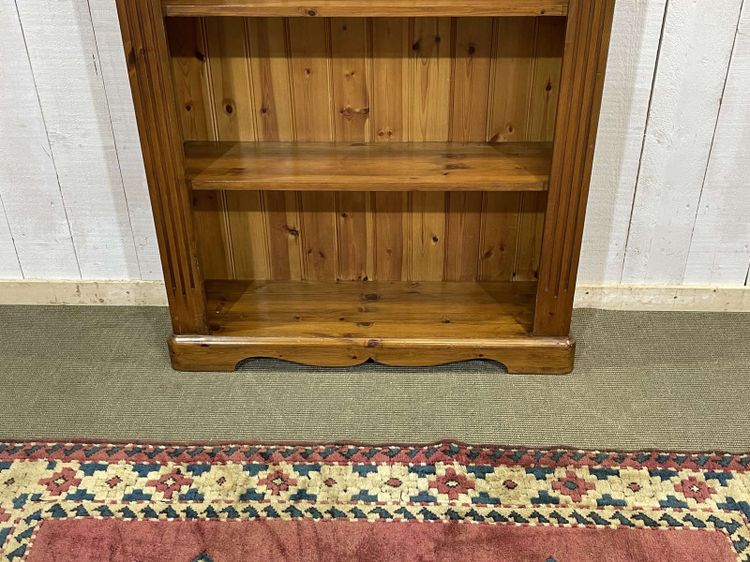 Modernes Bücherregal aus Tannenholz