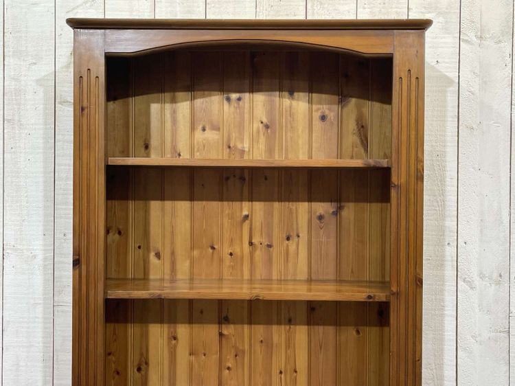 Modernes Bücherregal aus Tannenholz