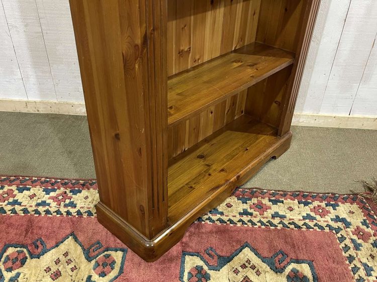 Modernes Bücherregal aus Tannenholz