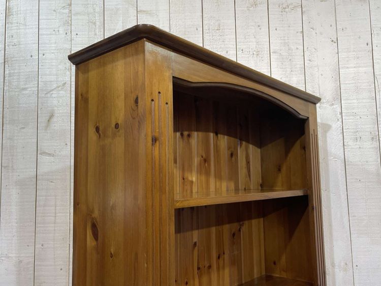 Modernes Bücherregal aus Tannenholz