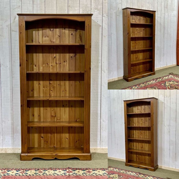 Modernes Bücherregal aus Tannenholz