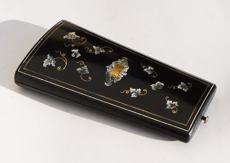 Nécessaire de couture en vermeil coffret marqueté XIXe Napoléon III ciseaux dé à coudre 