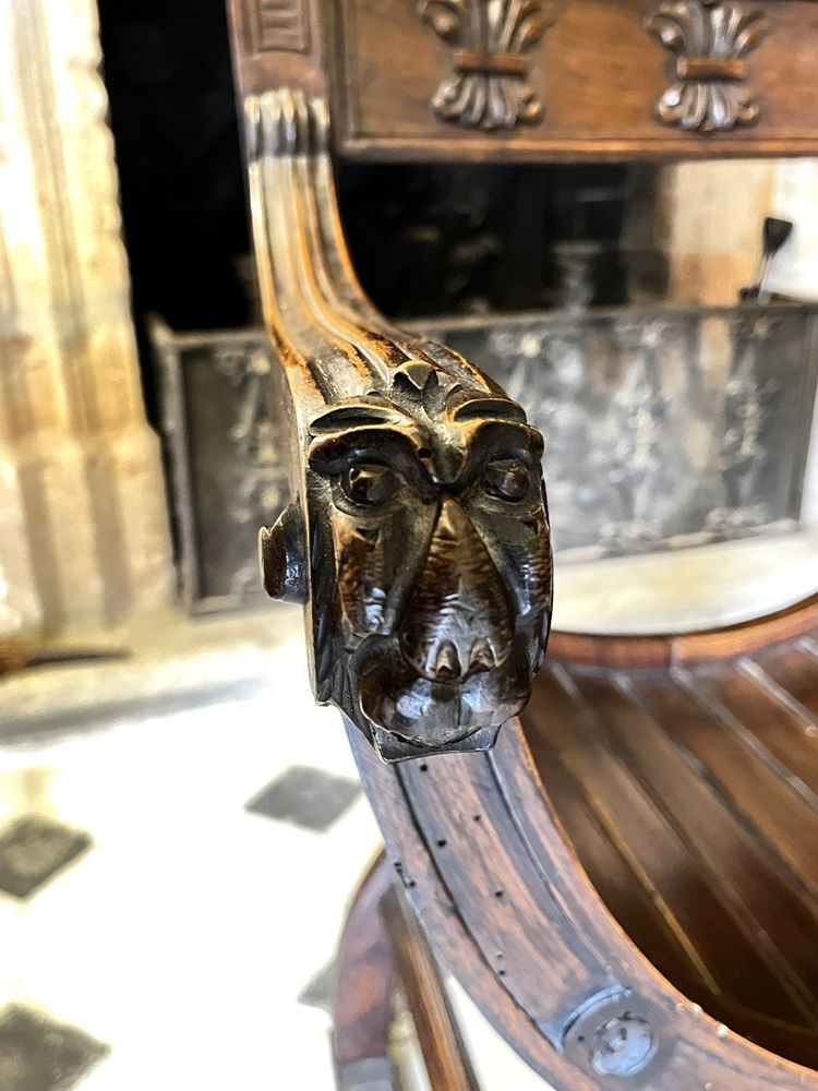 Fauteuil curule, ou Dagobert, noyer massif, 19ème siècle
