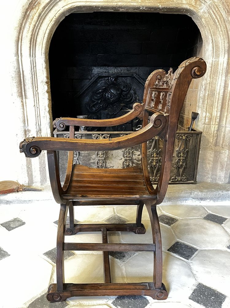 Fauteuil curule, ou Dagobert, noyer massif, 19ème siècle