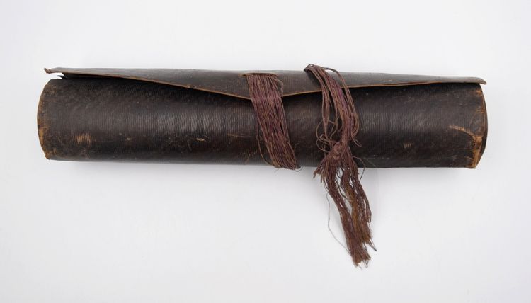 Zusammenrollbares, zylindrisches Schreibetui für Reisen oder den Einsatz auf dem Land, gefertigt aus marokkanischem Leder im Stil des Ersten Kaiserreichs.