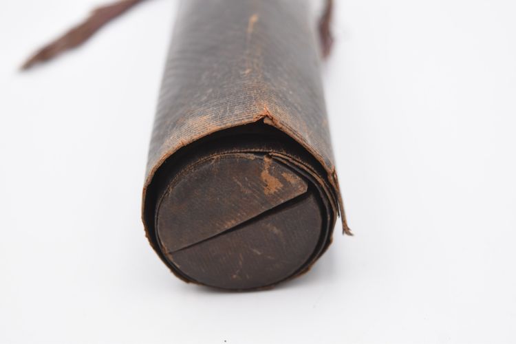 Zusammenrollbares, zylindrisches Schreibetui für Reisen oder den Einsatz auf dem Land, gefertigt aus marokkanischem Leder im Stil des Ersten Kaiserreichs.