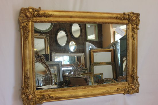 Refined and refined molding for this pair of Napoleon III beaded medallions, original gold leaf finish. Can be placed in both directions.  Reference: Demeter