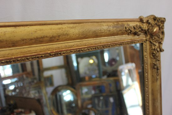 Refined and refined molding for this pair of Napoleon III beaded medallions, original gold leaf finish. Can be placed in both directions.  Reference: Demeter