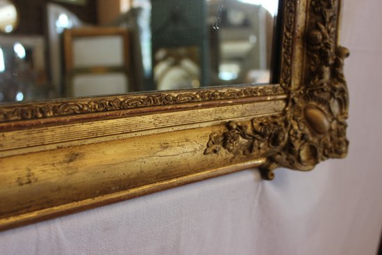 Refined and refined molding for this pair of Napoleon III beaded medallions, original gold leaf finish. Can be placed in both directions.  Reference: Demeter