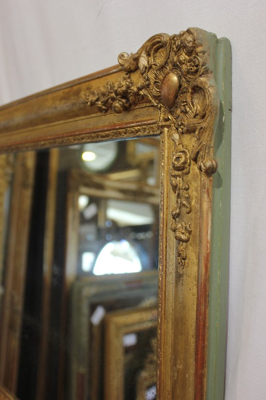 Refined and refined molding for this pair of Napoleon III beaded medallions, original gold leaf finish. Can be placed in both directions.  Reference: Demeter