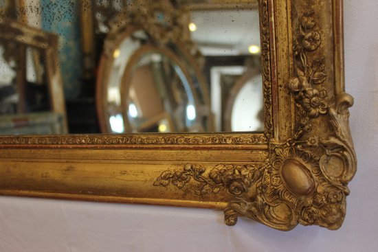 Refined and refined molding for this pair of Napoleon III beaded medallions, original gold leaf finish. Can be placed in both directions.  Reference: Demeter
