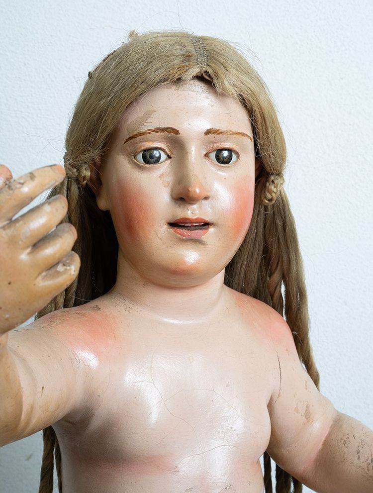 Sculpture napolitaine antique en bois polychrome représentant un Enfant bénissant. XVIIIe siècle.