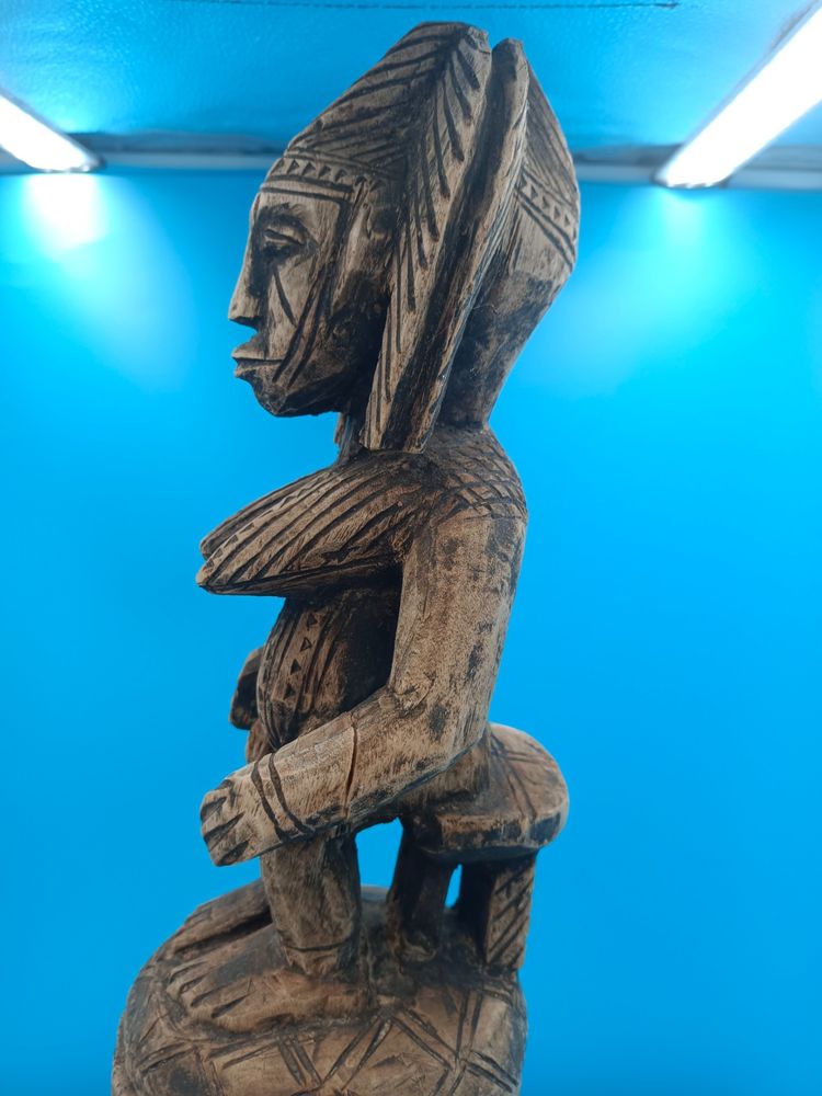 Reliquiario antropomorfo con figura femminile su uno sgabello, Tsogho / Shira, Gabon, fine del XIX secolo