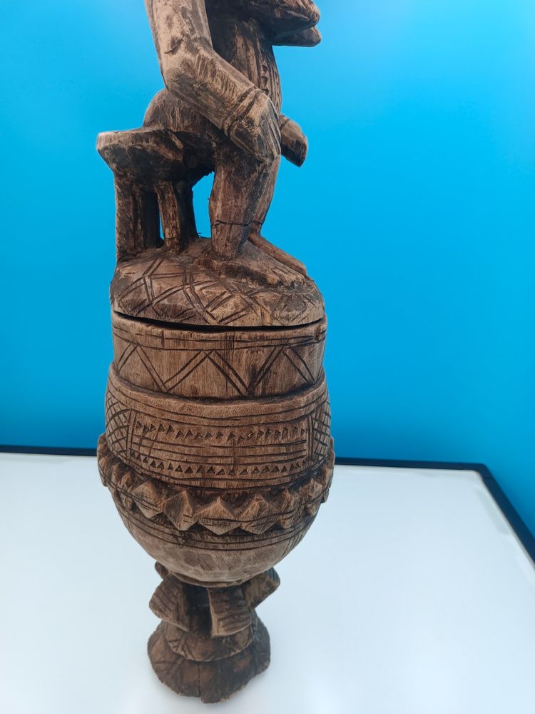 Reliquiario antropomorfo con figura femminile su uno sgabello, Tsogho / Shira, Gabon, fine del XIX secolo