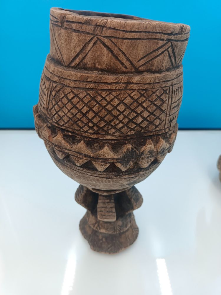 Reliquiario antropomorfo con figura femminile su uno sgabello, Tsogho / Shira, Gabon, fine del XIX secolo