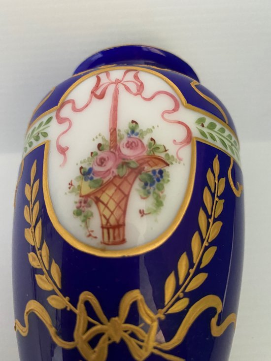 DOUBLE LAYER VASE IN OPALINE OF SAINT LOUIS