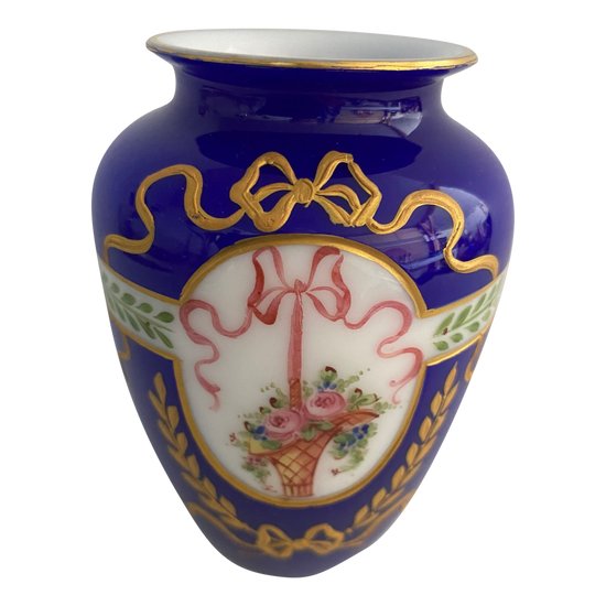 DOUBLE LAYER VASE IN OPALINE OF SAINT LOUIS