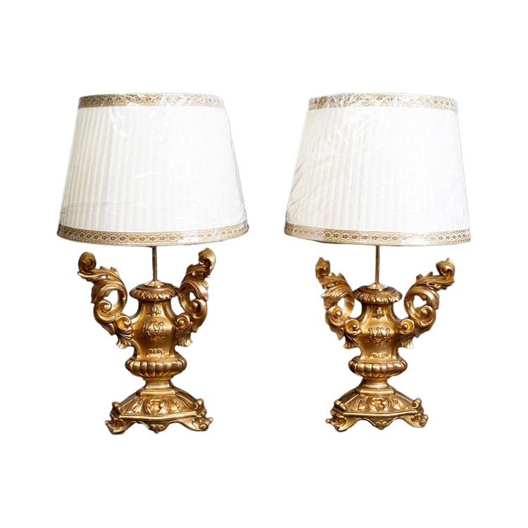 Paire de lampes anciennes Louis XV en bois doré et sculpté. Naples, XVIIIe siècle.