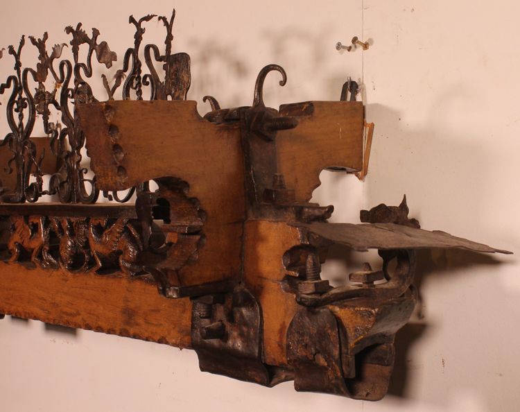 essieu de charrette sicilienne en bois et fer forgé du début du 19eS