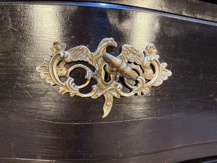 Commode portugaise en bois noirci