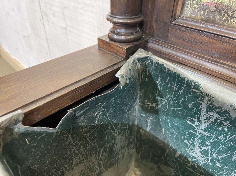 Armadio in rovere di fine Ottocento con fioriera