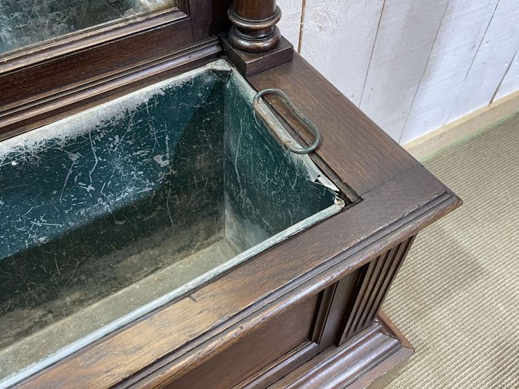 Armadio in rovere di fine Ottocento con fioriera