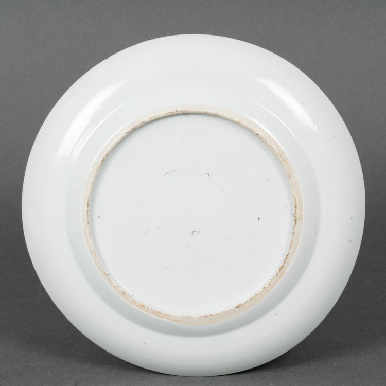 Assiette en porcelaine Canton XIXe décor de papillons