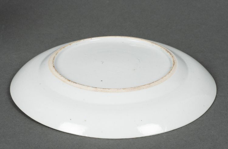Assiette en porcelaine Canton XIXe décor de papillons