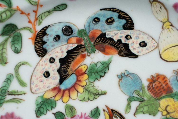 Assiette en porcelaine Canton XIXe décor de papillons