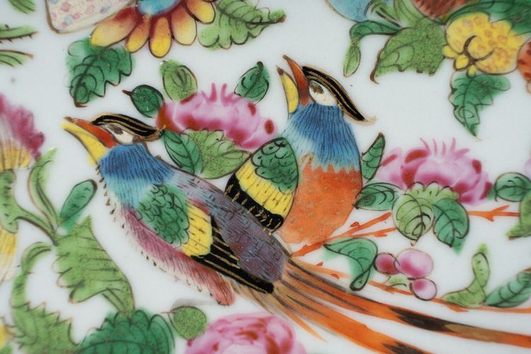 Assiette en porcelaine Canton XIXe décor de papillons
