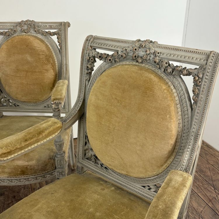 Suite of 4 Louis XVI chairs
