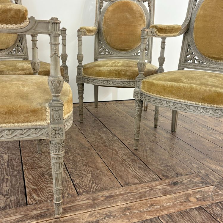 Suite of 4 Louis XVI chairs