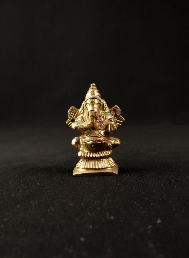 Sculpture Dieu Ganesh assis en bronze doré idole miniature ciselée