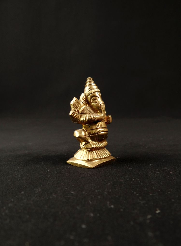 Sculpture Dieu Ganesh assis en bronze doré idole miniature ciselée