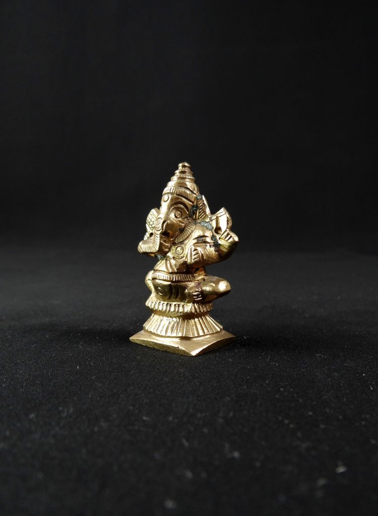 Sculpture Dieu Ganesh assis en bronze doré idole miniature ciselée