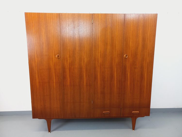 Armadio vintage in teak in stile scandinavo degli anni '60