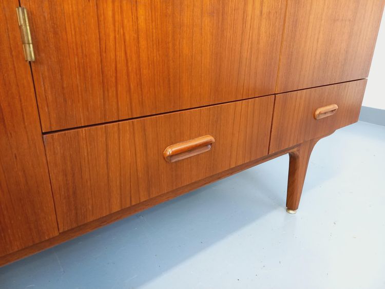 Armadio vintage in teak in stile scandinavo degli anni '60