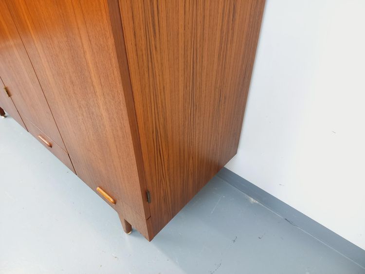 Armadio vintage in teak in stile scandinavo degli anni '60