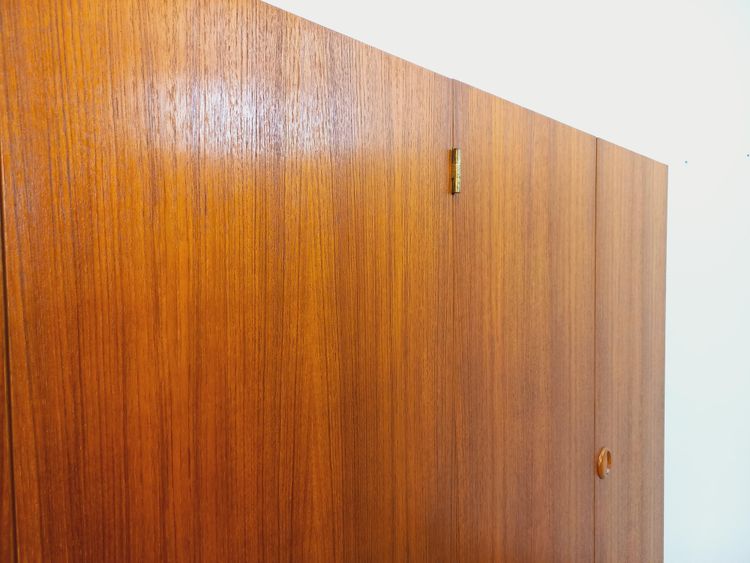Armadio vintage in teak in stile scandinavo degli anni '60