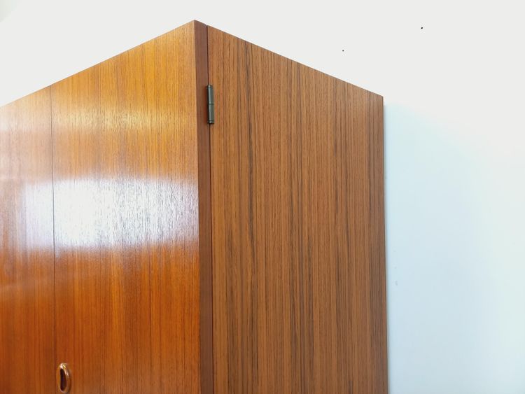 Armadio vintage in teak in stile scandinavo degli anni '60