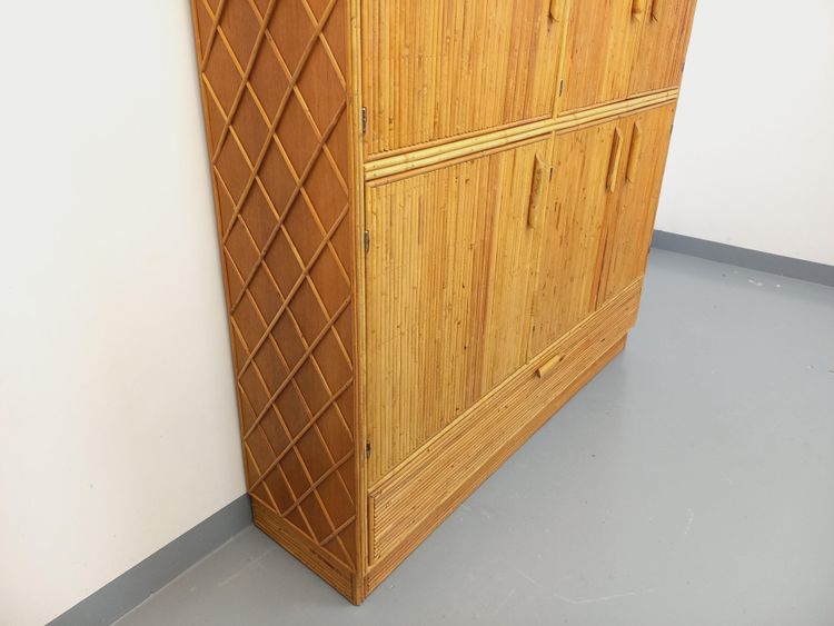 Mobile contenitore vintage in rattan e legno chiaro degli anni '60