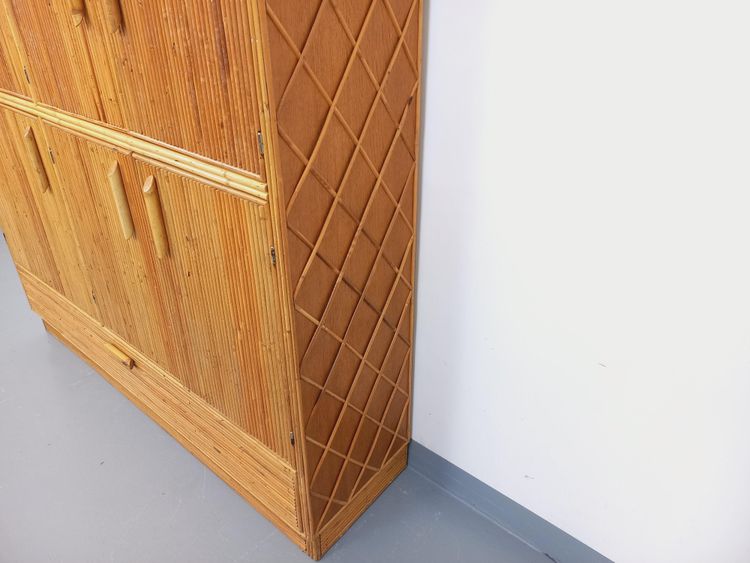 Mobile contenitore vintage in rattan e legno chiaro degli anni '60
