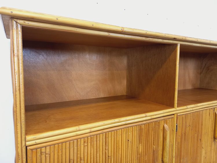 Mobile contenitore vintage in rattan e legno chiaro degli anni '60