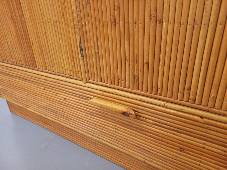 Mobile contenitore vintage in rattan e legno chiaro degli anni '60