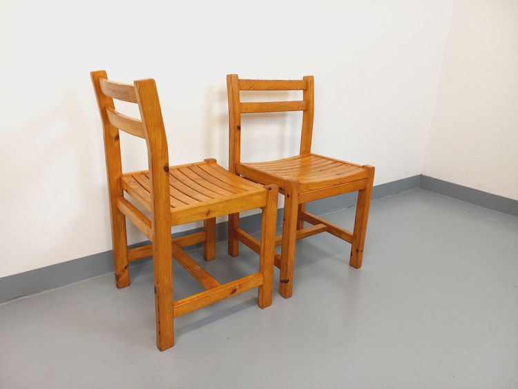 Pair of vintage pine chairs from the 1970s