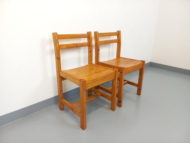 Pair of vintage pine chairs from the 1970s