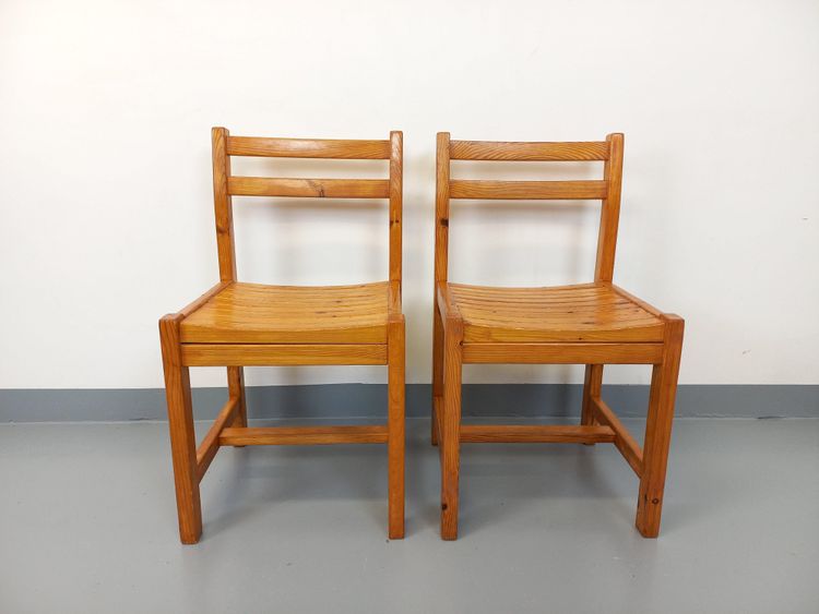 Pair of vintage pine chairs from the 1970s