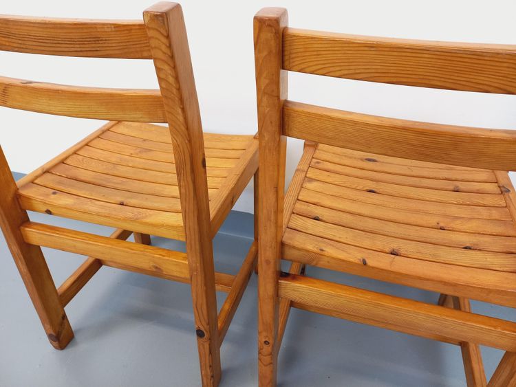 Pair of vintage pine chairs from the 1970s